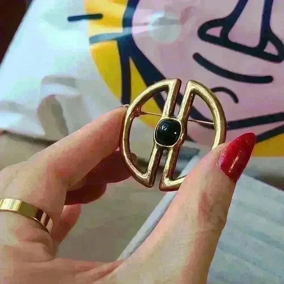 Crown Trifari brooch Gold-toned with black stone - Picture 11 of 12